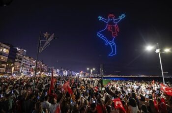 İzmir’de 30 Ağustos coşkusu dron gösterisi ile taçlandı 500 dron Körfez’de görsel şölen yaşattı