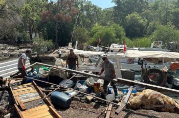 Kemer Balıkçı Barınağı’ndaki kaçak yapılar kaldırıldı