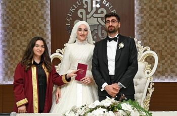 Konya’nın ilk ve tek kadın nikah memuru Esra Solak, Selçuklu Belediyesi Evlendirme Memurluğu’nda görevini başarı ile yürütüyor.