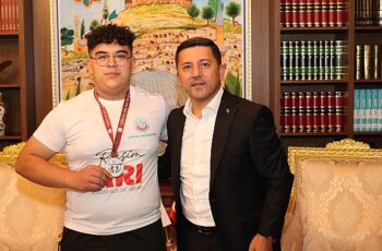 Nevşehir Belediye Başkanı Rasim Arı, Nevşehir Belediyesi Gençlik ve Spor Kulübü çatısı altında katıldığı çeşitli turnuvalarda derece elde eden sporcuları ödüllendirdi.