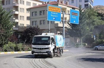 Nevşehir Belediyesi, hafta sonu tüm birimleriyle saha da altyapı ve üstyapı çalışmalarını sürdürüyor.