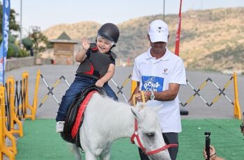 Nevşehir Belediyesi ile Türkiye Jokey Kulübü işbirliğinde düzenlenen ‘Pony Club Şehrinize Geliyor’ isimli proje kapsamında Kayaşehir’de atlara binen çocuklar unutamayacakları bir deneyim yaşadılar