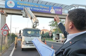 Nevşehir Belediyesi tarafından bir süre önce bir üst geçide asılan ve Karayolları Bölge Müdürlüğü tarafından kaldırılan ‘Kapadokya’nın Merkezi Nevşehir’e Hoş Geldiniz’ yazısı tekrar aynı yerine asıldı