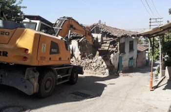 Osmangazi’de bir metruk bina daha yıkıldı