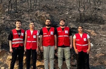 Türk Kızılay, İzmir’deki Orman Yangınlarına Müdahale Eden Ekiplere ve Vatandaşlara Destek Veriyor