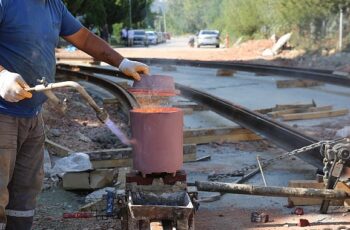 Alikahya Tramvay Hattı’nda raylar döşeniyor