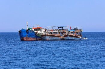 Antalya Büyükşehir Belediyesi’nin atık alım gemisi Adrasan sularında