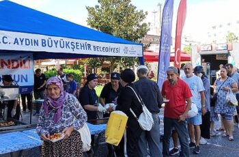 Aydın Büyükşehir Belediyesi, bu gece kutlanacak olan Mevlid Kandili nedeniyle Aydın’ın çeşitli noktalarında bulunan camilerde lokma hayrı gerçekleştirdi