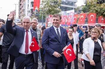 Başkan Tugay, 88. Uluslararası Bergama Kermesi’ne katıldı