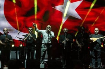 İzmir Enternasyonal Fuarı’nda müzik ve dans dolu gece