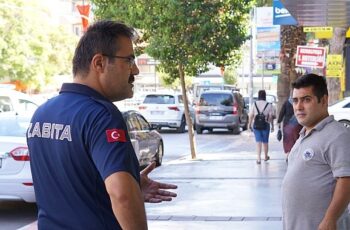 Kemalpaşa Belediyesi Zabıta ekipleri kaldırımları yayalaştırma çalışmalarını hızlandırdı