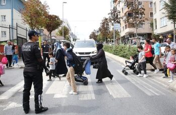 Küçükçekmece zabıtasından okul önlerinde denetim.