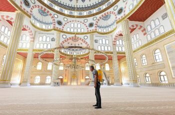 Mevlid Kandili dolayısıyla Nevşehir’deki tüm cami ve mescitler Nevşehir Belediyesi Temizlik İşleri Müdürlüğü ekipleri tarafından gül suyu ile yıkandı.