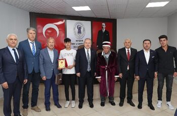 Nevşehir’de Ahilik Haftası kapsamında düzenlenen törende yılın ahisi seçilen 70 yaşındaki esnaf Şammas Bayar’a kaftan giydirildi.