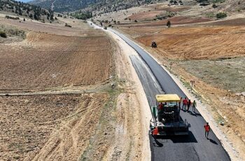 Selçuklu Belediyesi sürdürdüğü yol genişletme ve sıcak asfalt çalışmaları ile dış mahallelerin yol kalitesini ve ulaşım konforunu arttırıyor