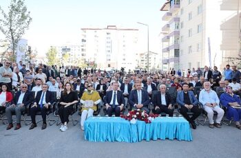 Sivas Belediyesi tarafından Şeyh Şamil Mahallesi’nde yapımı tamamlanan Nevzat Öztürk Parkı hizmete açıldı.