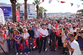 Ayvalık’ta 8 Ekim Salı günü sabah saatlerinde Atatürk Anıtı’na yapılan saldırıya vatandaşlardan tepki yağdı.