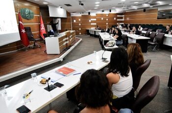 Bornova’da çalışanlara Toplumsal Cinsiyet Eşitliği Semineri