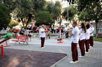 Karşıyaka Belediye Bandosu’ndan coşku dolu sokak konserleri