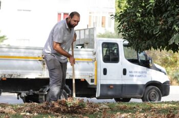 Narlidere’de parklarda temizlik seferberliği başlatıldı.