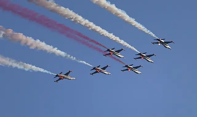 Türk Yıldızları’ndan Antalya semalarında nefes kesen gösteri