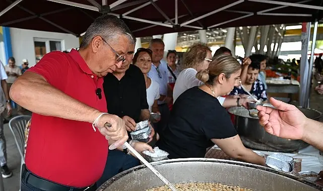 Kemer Belediyesi’nin aşure ikramları sürüyor