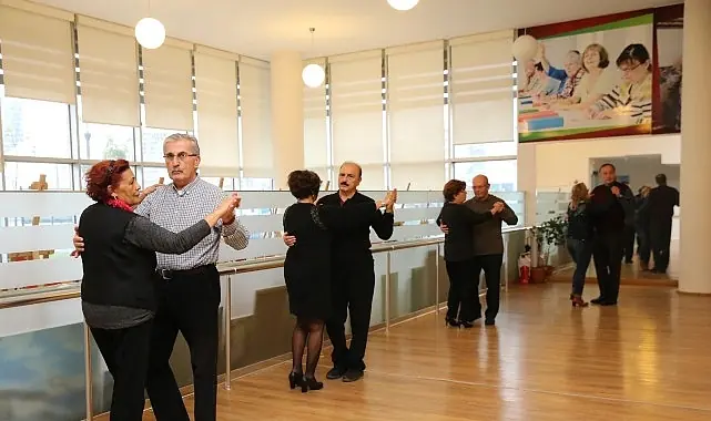 Karşıyaka Belediyesi’nden ücretsiz salon dansları kursu