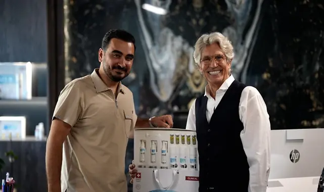 Berkay Tulpar, Hollywood Yıldızı Eric Roberts’ı Yapay Zeka Destekli Saç Ekim Teknolojisiyle Ağırladı