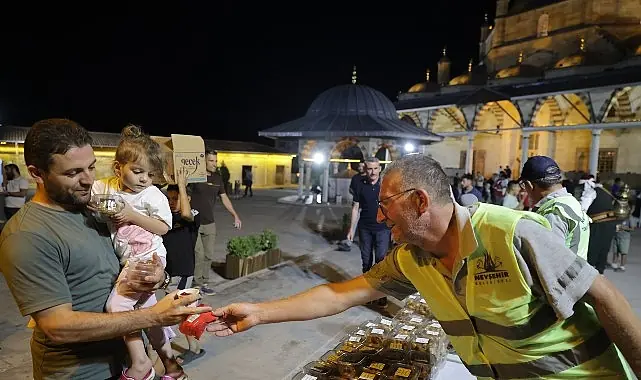 Mevlit Gecesi’nde Kandil Simidi ve Şerbet Dağıtıldı
