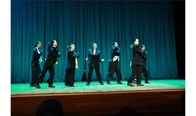 Yasemin Sakallıoğlu, İzmirlileri kahkahaya boğdu