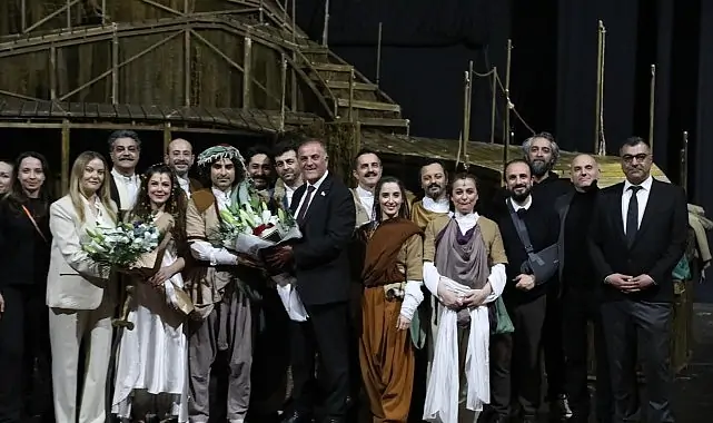 İBB Başkan Vekili Nuri Aslan, Yaşar Kemal’in ‘Ağrı Dağı Efsanesi’ Oyununu İzledi