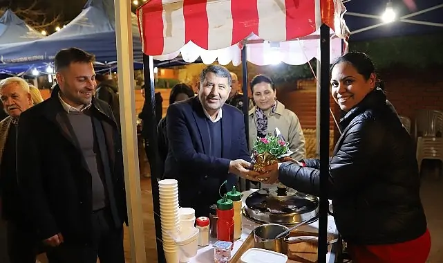 Bayındır’da Müzik ve Çiçeklerle Dolu Akşam: Kadınlar Günü Ramazan Sokağı’nda Kutlandı