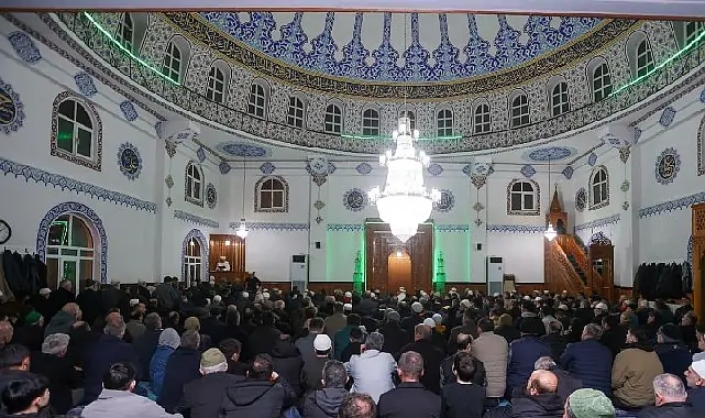 Canik’te Binler Kadir Gecesi’nde Ellerini Semaya Açtı