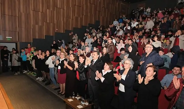 Dikili Belediyesi Halk Oyunları Topluluğu’ndan Anlamlı Gösteri