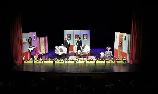 ‘Kral Dairesi’ Cennet Sahnesi’nde Prömiyer Yaptı