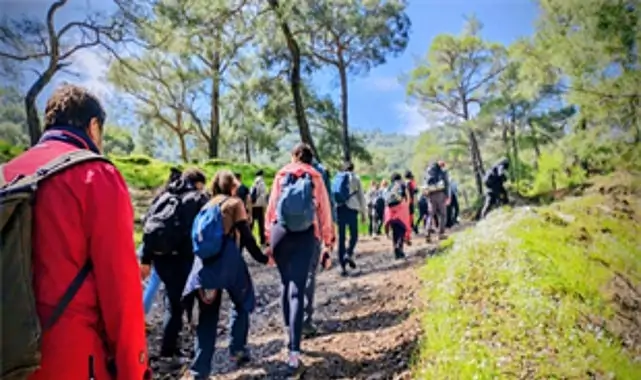 Efes Mimas Yolu’nda bahar yürüyüşü