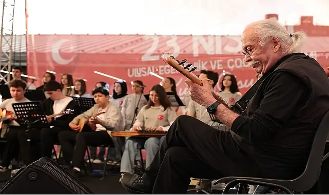 Usta Sanatçı Cahit Berkay Gençlerle Aynı Sahneyi Paylaştı