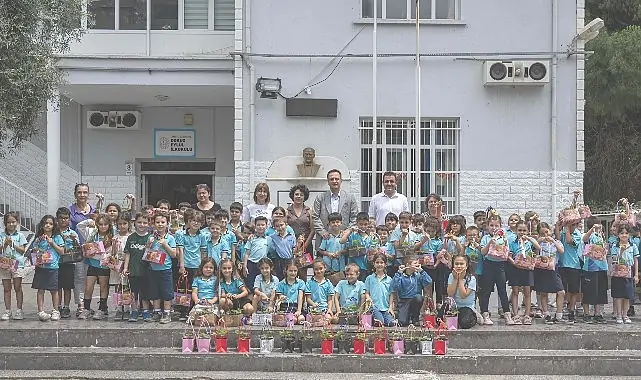 Bornovalı minik eller toprakla buluşuyor
