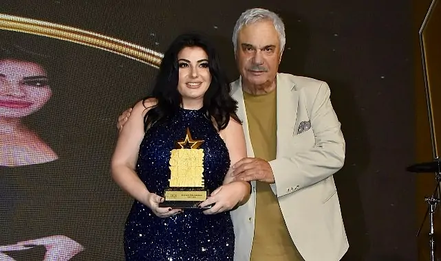 Ebru Torun’a ödülünü Halil Ergün verdi